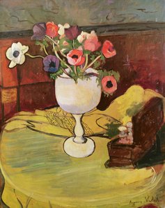 Vaso de flores, anêmonas em um copo branco